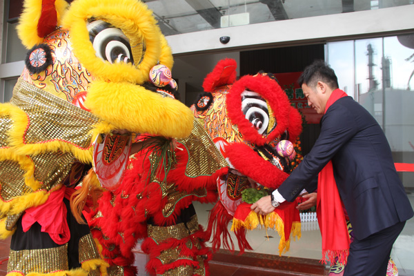 千秋偉業(yè)添錦繡 萬里鵬程展宏圖 —— 常青樹舞獅獻(xiàn)瑞賀新春，歡天喜地迎開工！